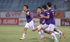 Văn Quyết áp sát kỷ lục ghi bàn V-League của Lê Công Vinh