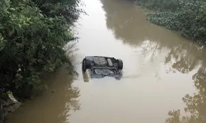 Ôtô lao xuống sông, hai người chết