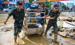 Bộ đội, công an dọn bùn đất sau lũ Bộ đội, công an dọn bùn đất sau lũ